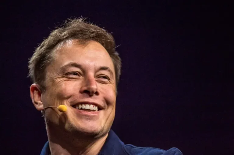 “Poder ao povo!”, diz Elon Musk