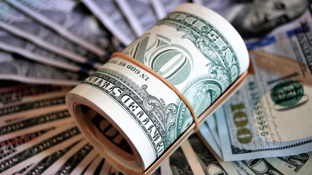 Dólar chega a R$ 6 pela primeira vez na história com atenção a pacote fiscal e reforma do IR