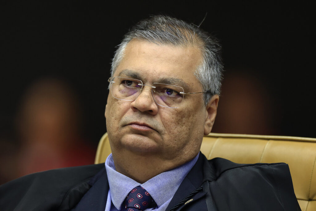 Flávio Dino exige retirada de trechos homofóbicos em obras jurídicas