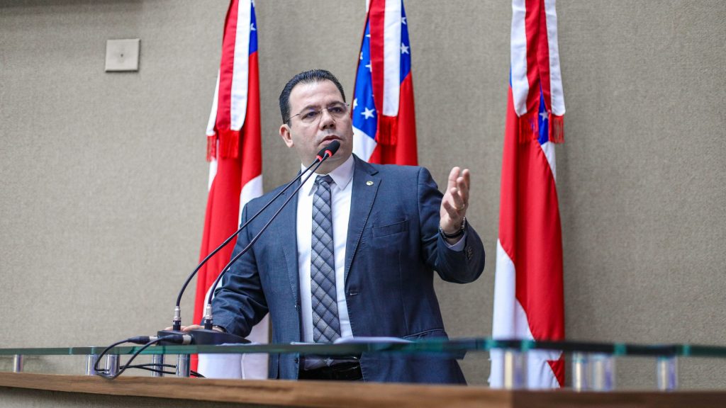 Wilker Barreto critica demora na entrega do hospital da FHemoam