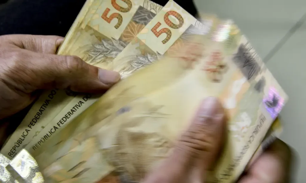 Primeira parcela do 13º salário deve ser paga até o dia 29 de novembro
