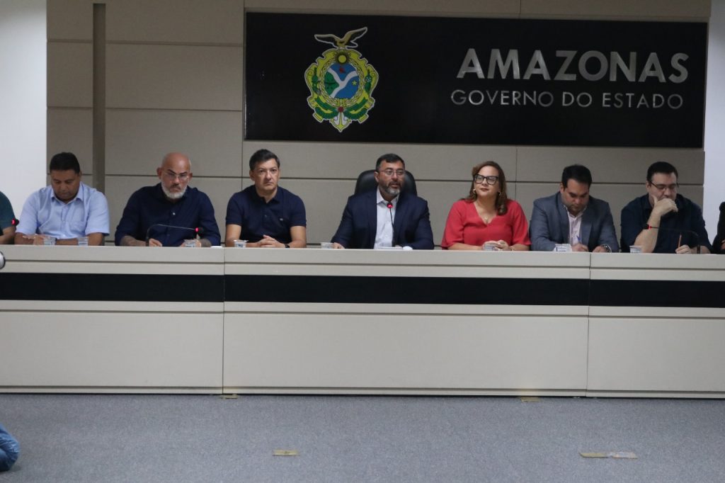 Wilson Lima anuncia abono do Fundeb de até R$ 13,5 mil servidores da Educação