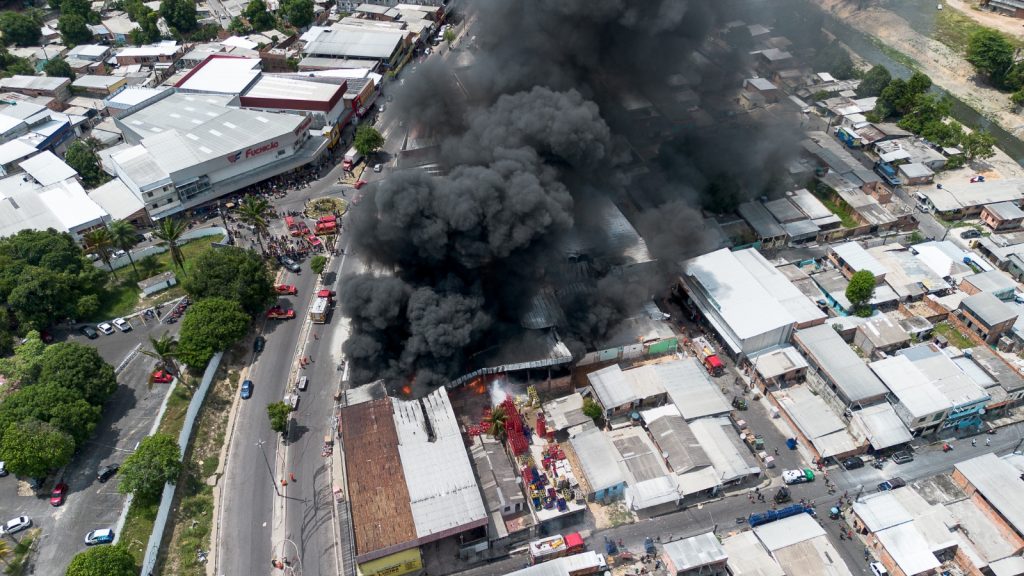 Incêndio de grandes proporções destrói comércios na rua do Fuxico em Manaus