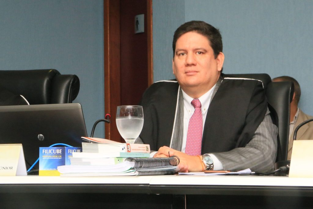 STJ torna Ari Moutinho réu por agressão verbal contra colega do TCE-AM
