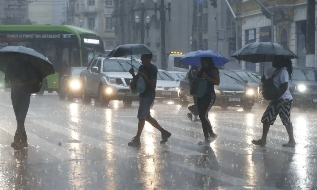 Chuvas fortes devem seguir até o final de semana em todo o país