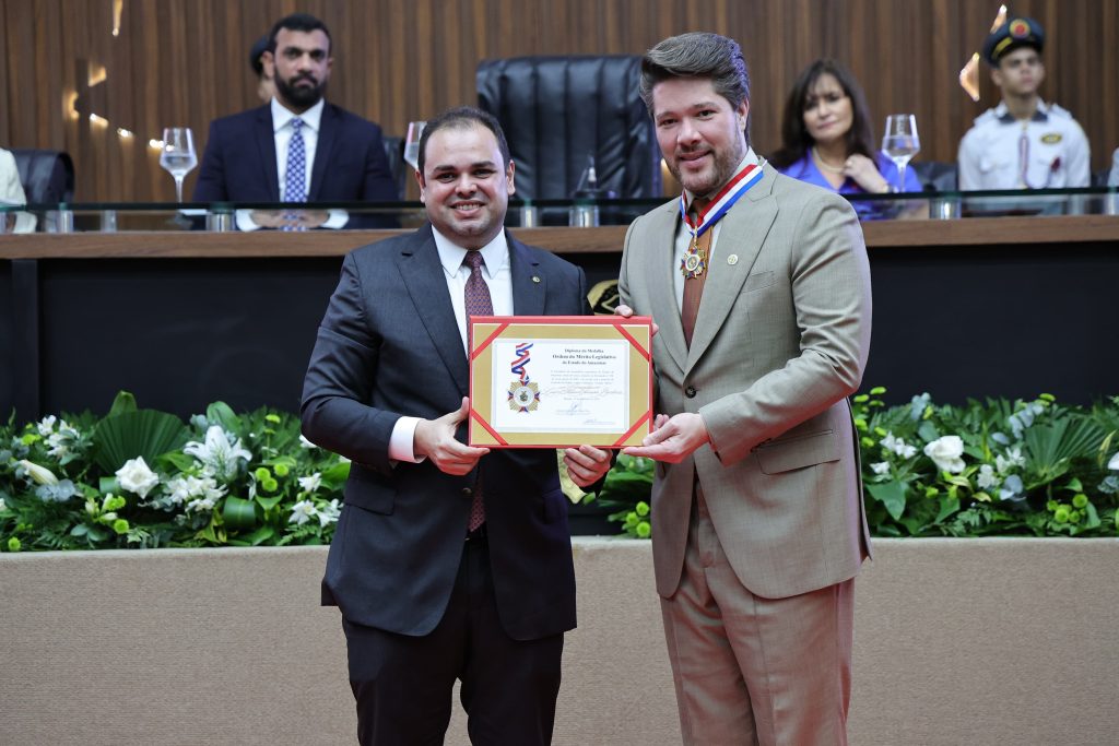 Vice-presidente do TCE recebe Medalha do Mérito Legislativo