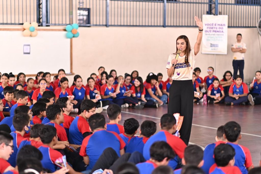 Projeto de Lei de Débora Menezes de combate ao bullying e cyberbullying nas escolas aguarda sanção do Governo do Estado