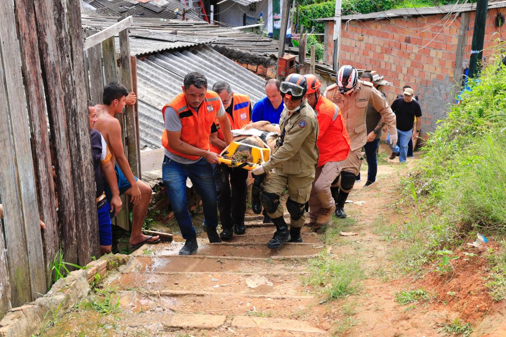 TRAGÉDIA: Cinco pessoas da mesma família são soterradas por deslizamento de terra em Manaus