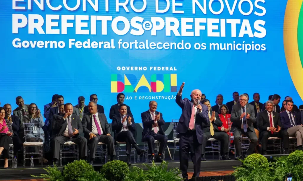 Lula critica prefeitos que não usam SUS e colocam filhos em escolas particulares