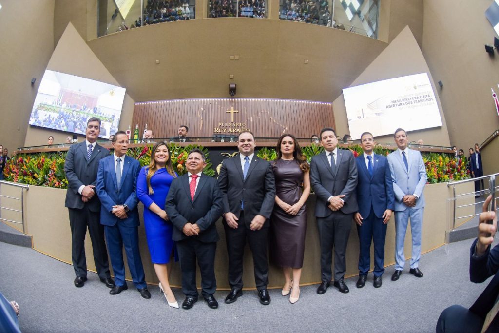 Roberto Cidade é empossado presidente da Aleam para o biênio 2025/2026