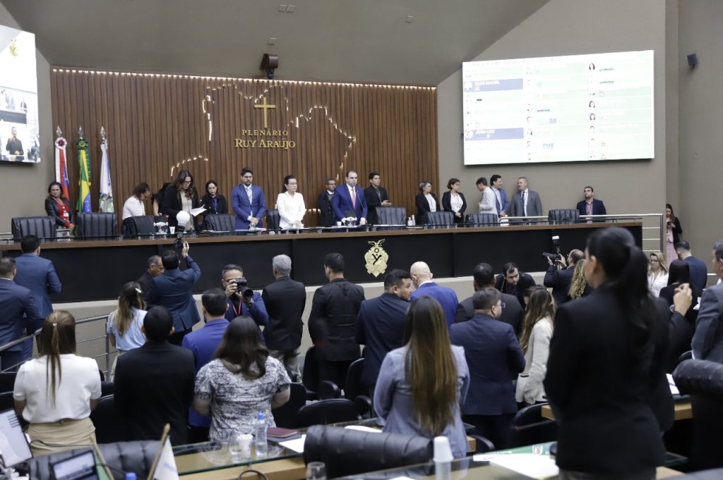 Deputados do Amazonas aprovam redução de dias de sessões legislativas