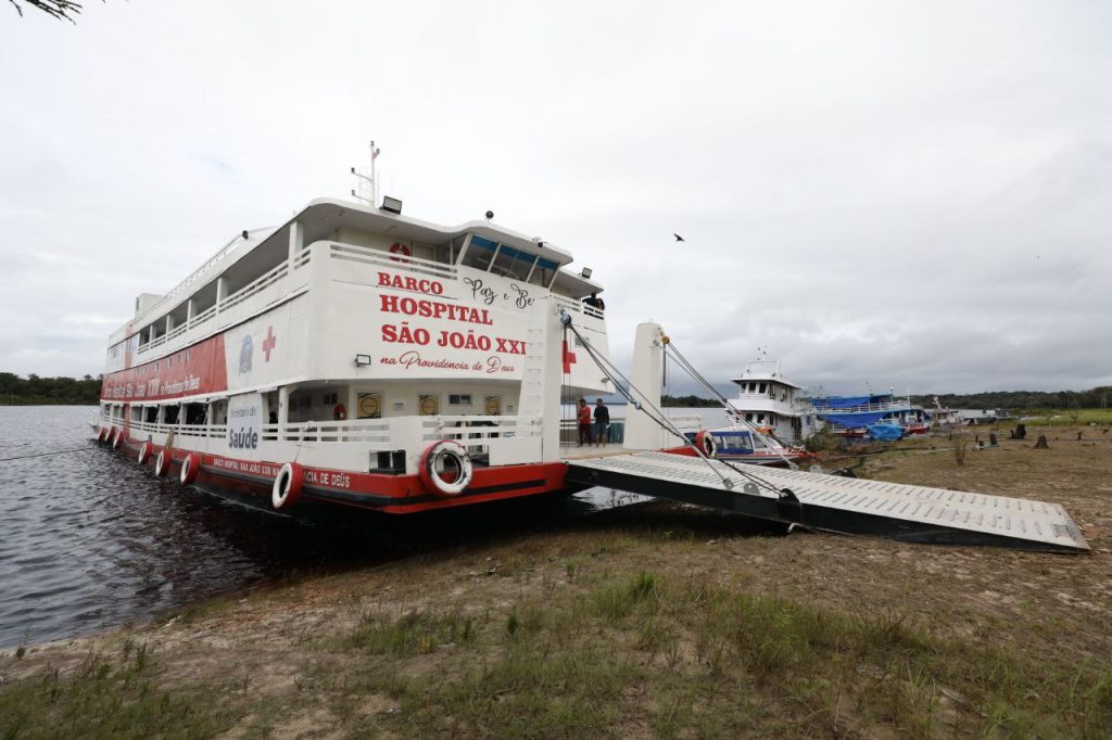 Wilson Lima apresenta Barco Hospital a ministra da Saúde e destaca mais de 5,5 mil atendimentos em ações