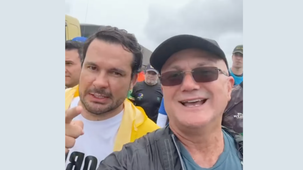 Menezes une força ao lado de Alberto Neto em caminhada de apoio ao Nikolas Ferreira