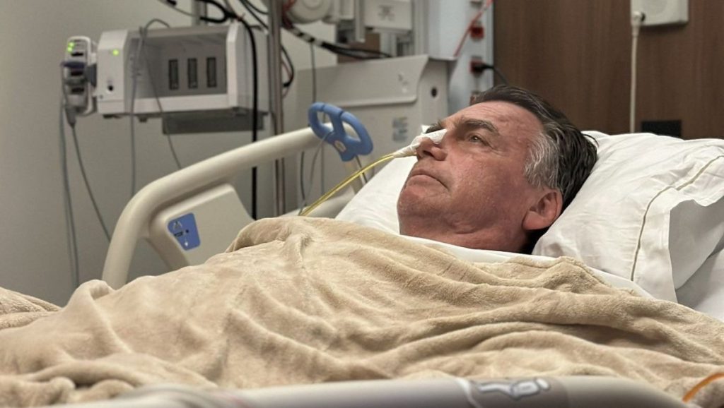 Bolsonaro é encaminhado ao hospital com quadro de vômitos e calafrios