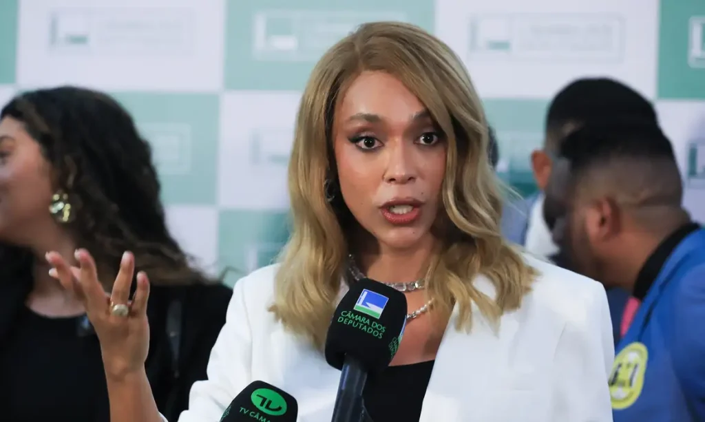 Comissão de Direitos da Mulher elege primeira presidente trans na Câmara Federal