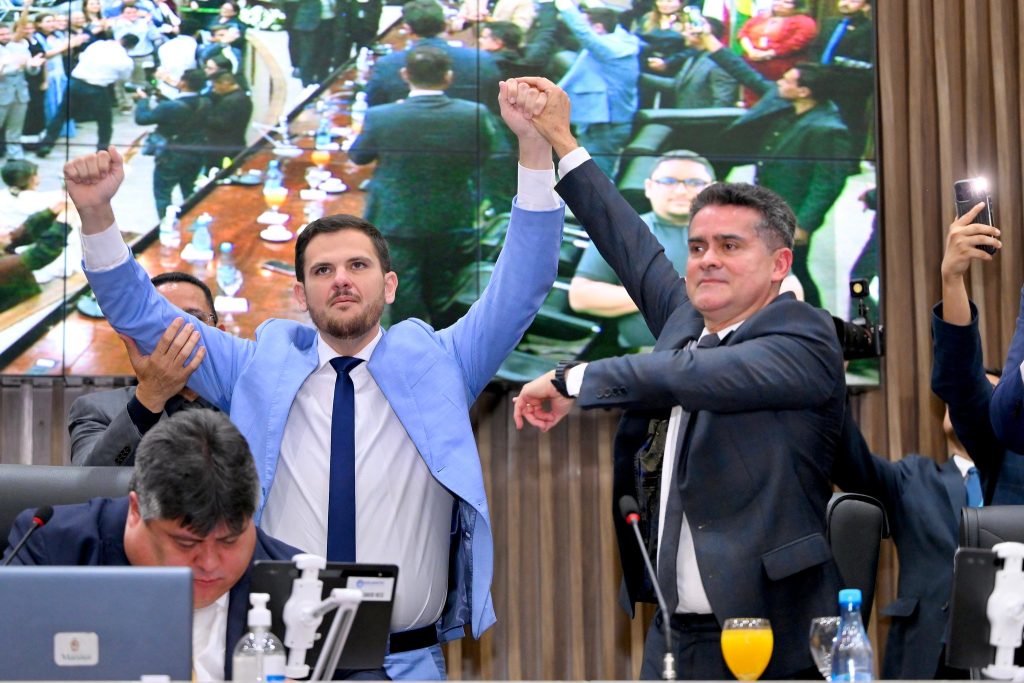 Como prometeu, David Almeida deixa Prefeitura de Manaus no comando de Renato Júnior