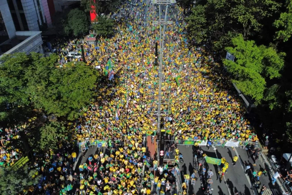 Com Flávio pré-candidato, bolsonaristas vão às ruas por todo o Brasil