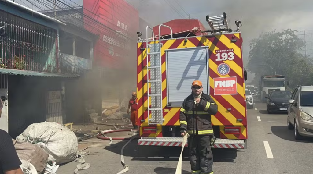Incêndio destrói galpão de reciclagem e ameaça igreja na Compensa, em Manaus