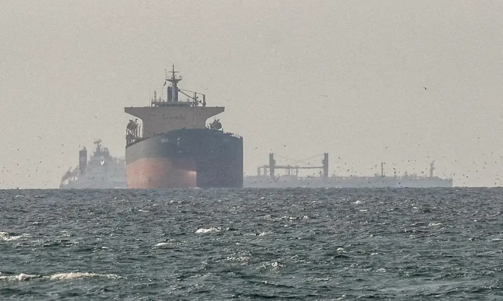 Navios japoneses, franceses e de Oma cruzam o Estreito de Ormuz