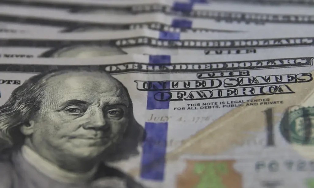 Dólar continua abaixo de R$ 5 e bolsa bate 18º recorde do ano