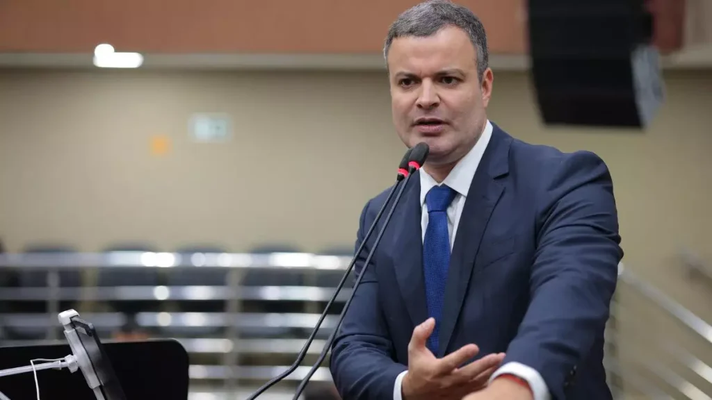 Rodrigo Sá protocola repúdio à fala de Amom sobre vereadores de Manaus