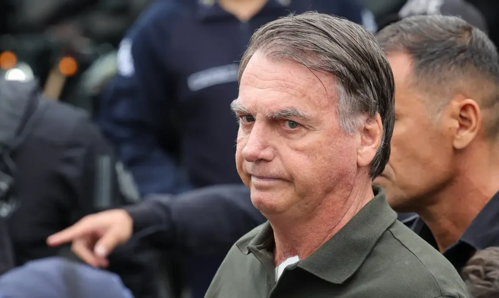 Bolsonaro deixa prisão domiciliar e passa por cirurgia no ombro