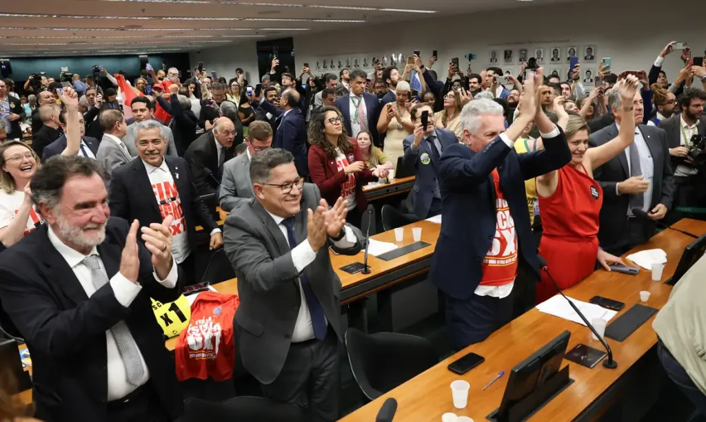 Comissão da Câmara dos Deputados aprova relatório de PEC que acaba com escala 6X1
