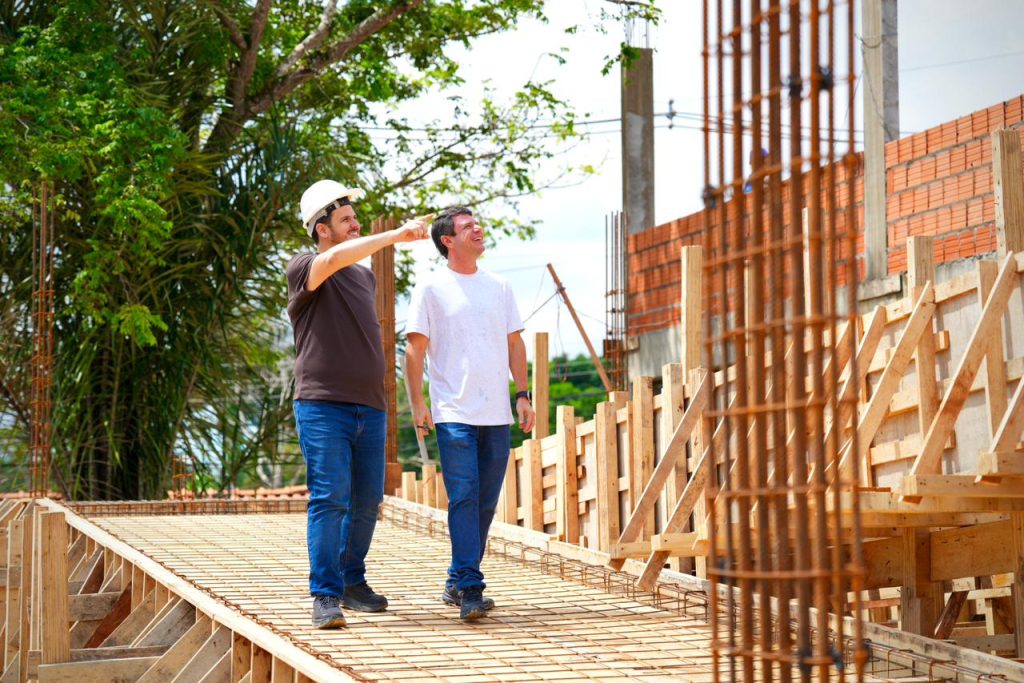 Prefeito fiscaliza obras da nova USF de Flores que será referência para mais de 66 mil famílias