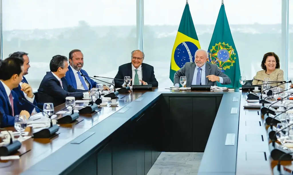 Governo Lula prevê aumento de etanol na gasolina de 30% para até 32%