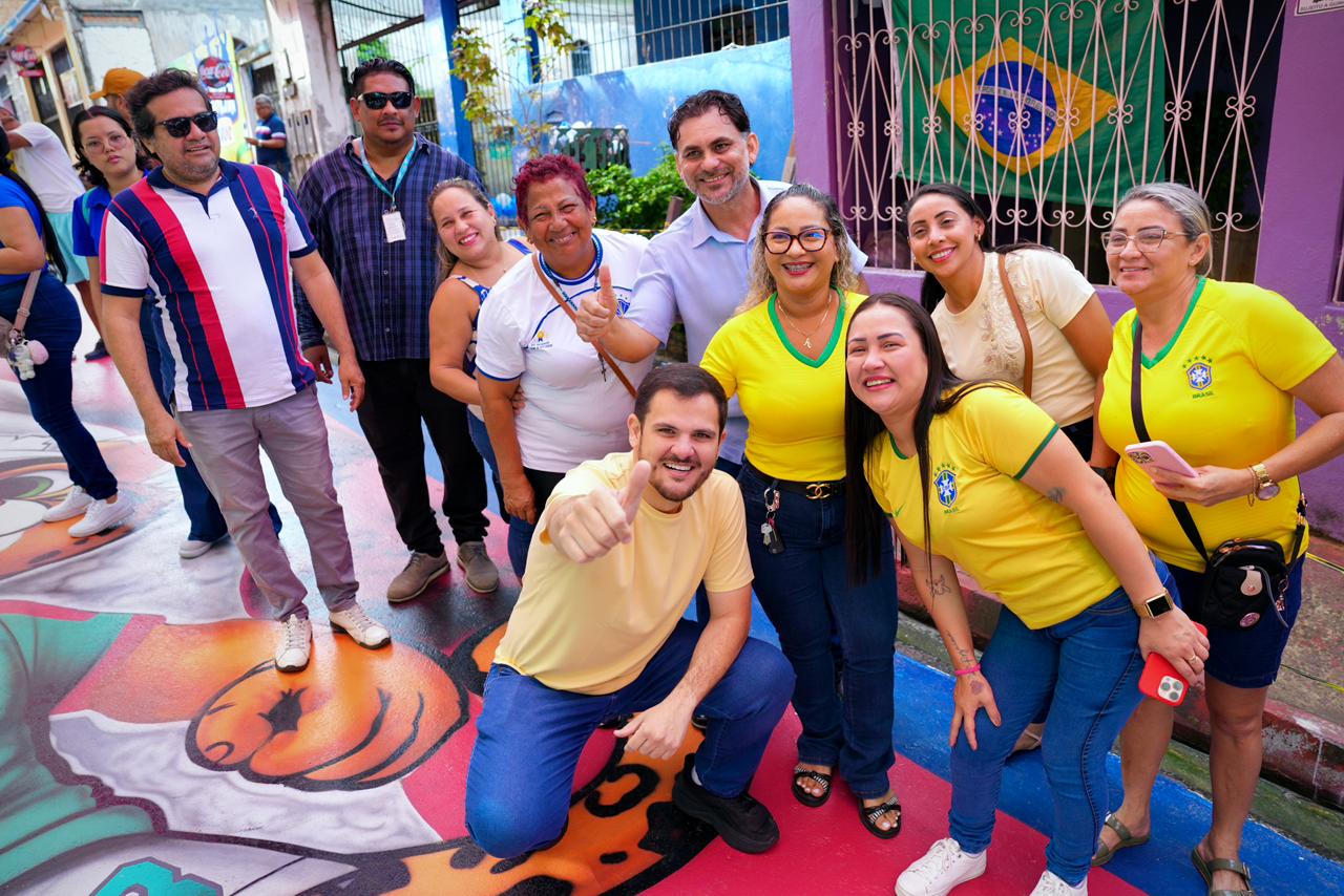 Renato Junior visita ‘Ruas da Copa’ e prestigia trabalho feito nas comunidades que mantém viva a tradição de celebrar os jogos da Seleção Brasileira