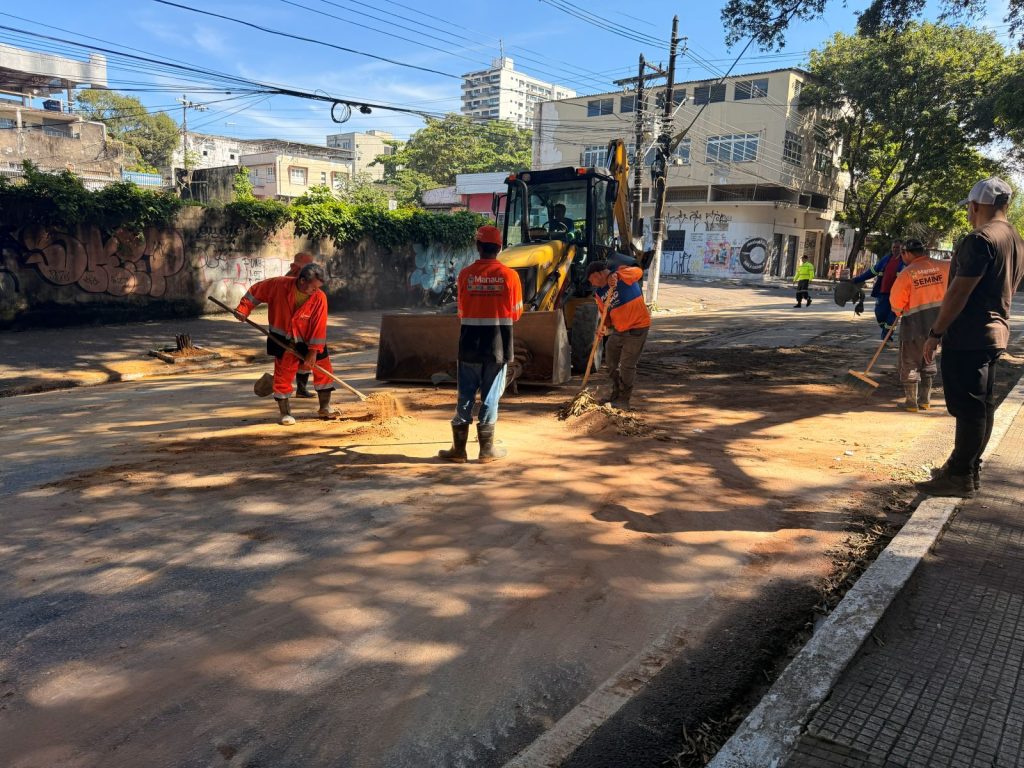 Cratera ameaça engolir trecho da Getúlio Vargas e mobiliza operação de emergência pela Prefeitura de Manaus