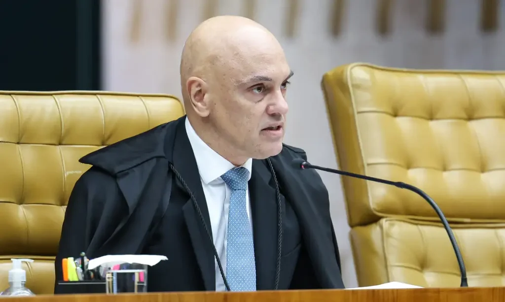 Moraes suspende visita de Flávio a Bolsonaro e dá 48h para explicar carta