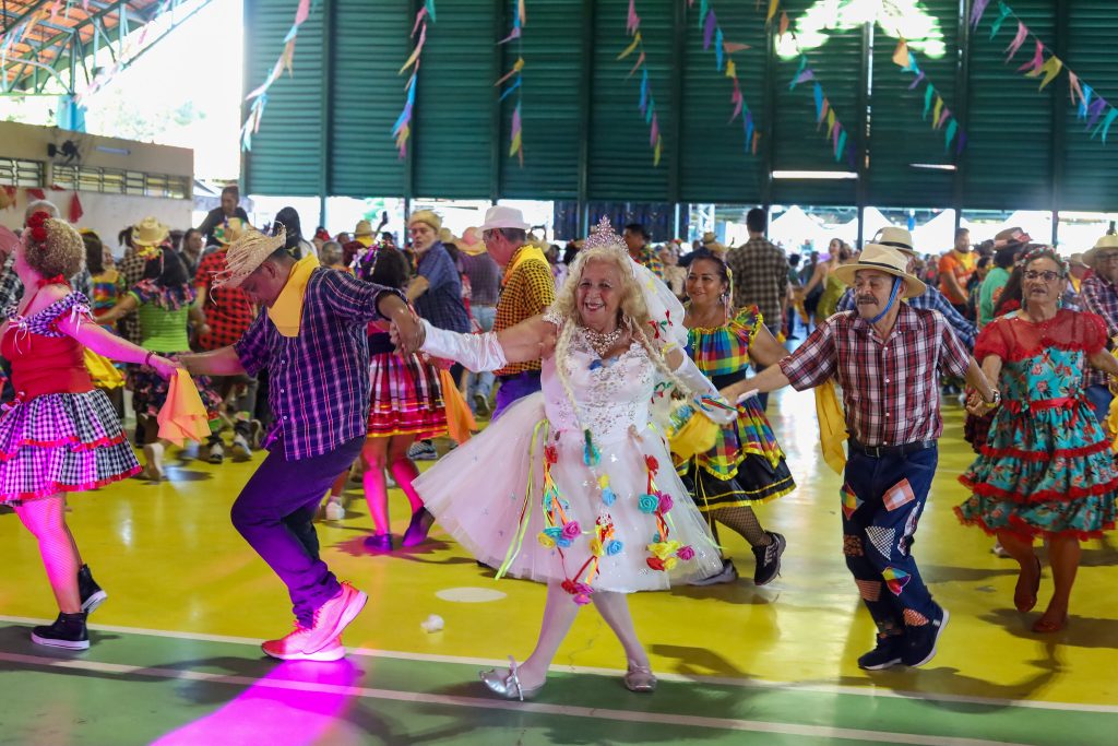 Prefeitura promove ‘Arraiá Parque na Roça’ e reúne mais de 1,2 mil idosos em celebração das tradições folclóricas
