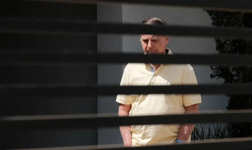 Após busca e apreensão, PF diz que não havia arma na casa de Bolsonaro