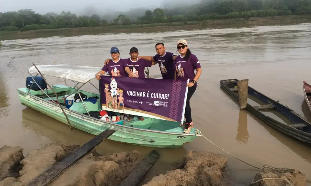 Profissionais de saúde vencem desafios para vacinação em área indígena no Amazonas, Acre e Rondônia