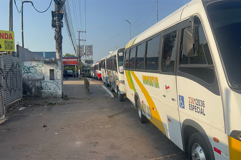 Motoristas do transporte especial fazem greve e prejudicam fábricas do Distrito Industrial nesta quinta-feira