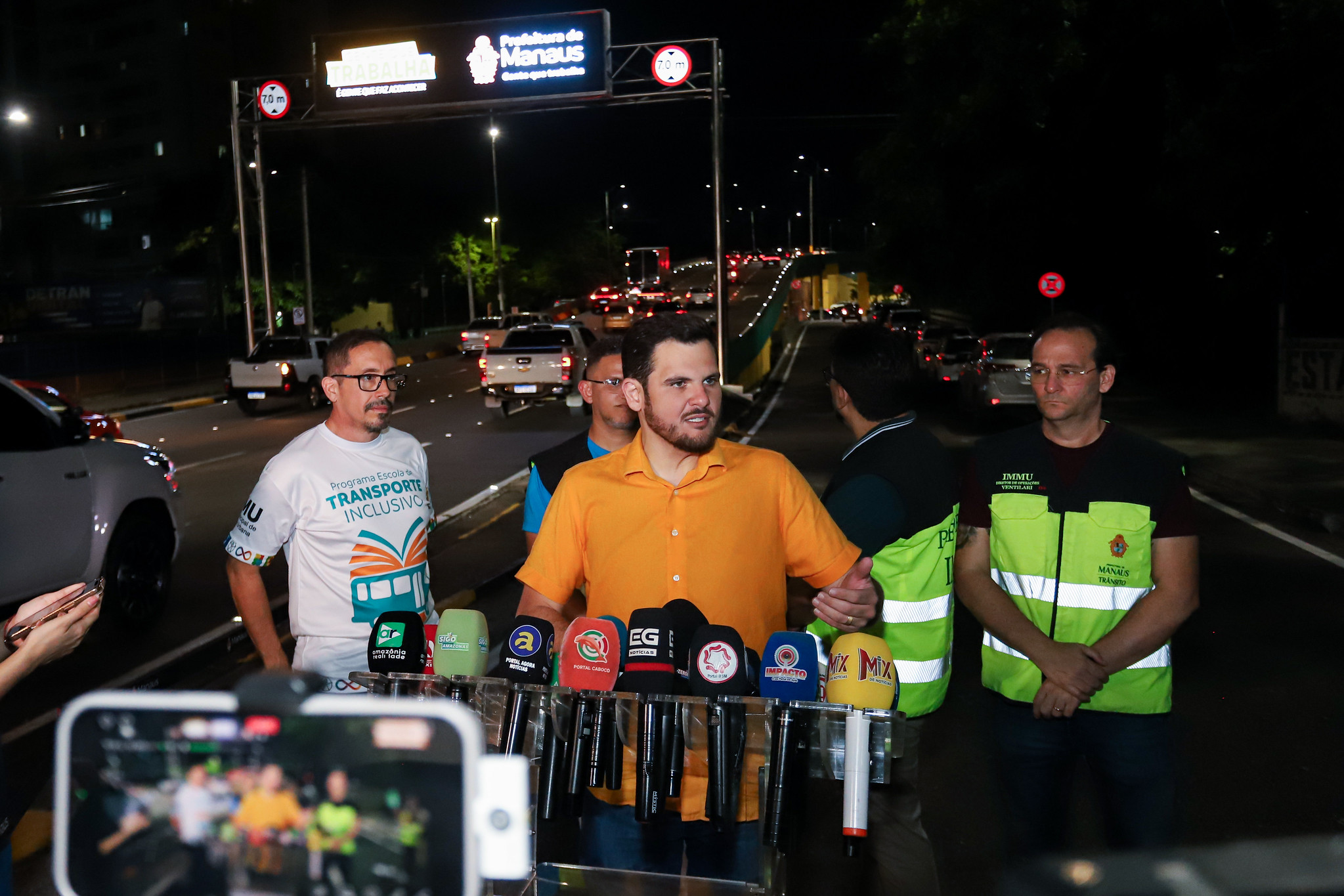 Prefeito apresenta tecnologia que leva informações do trânsito em tempo real aos motoristas em Manaus