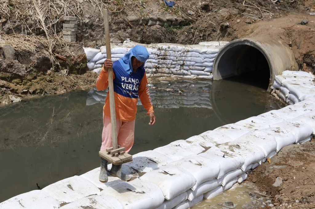 Obra de contenção em rip-rap é executado para reforçar margem de igarapé no Alvorada