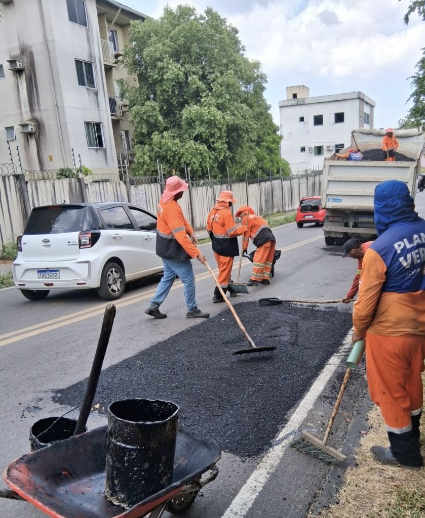 Ruas do bairro Flores, em Manaus, recebem recuperação simultânea e reforça manutenção viária na zona Centro-Sul