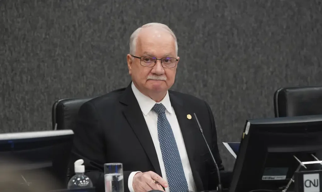 Fachin promete fim do Inquérito das Fake News após crise no STF