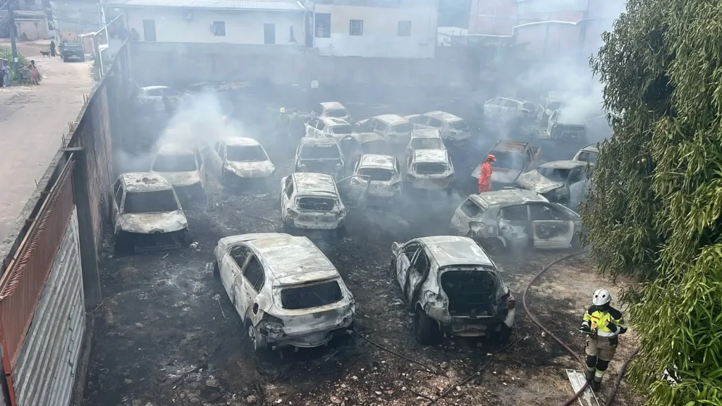 Incêndio destrói dezenas de carros em depósito no Novo Aleixo, em Manaus