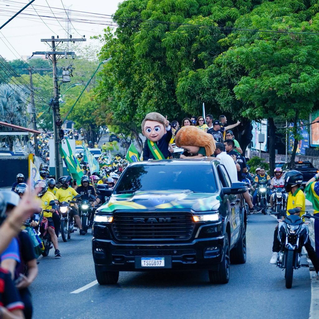 Carreata de Flávio Bolsonaro e Maria do Carmo toma as ruas de Manaus