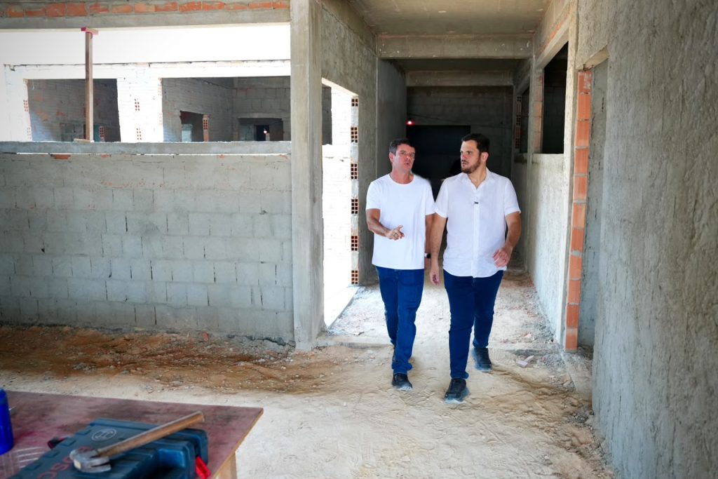 Renato Junior vistoria obra do Capsi no Lago Azul e assegura acolhimento em serviços de saúde psicossocial