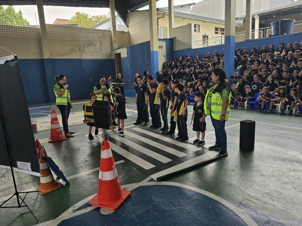 Prefeitura realiza ação de educação de trânsito para alunos de escola do bairro Flores