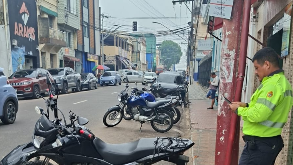 Fiscalização da Prefeitura de Manaus flagra irregularidades no estacionamento de veículos no Centro