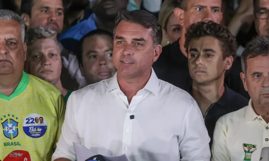 Flávio Bolsonaro foi embora para os EUA. Avião em voo