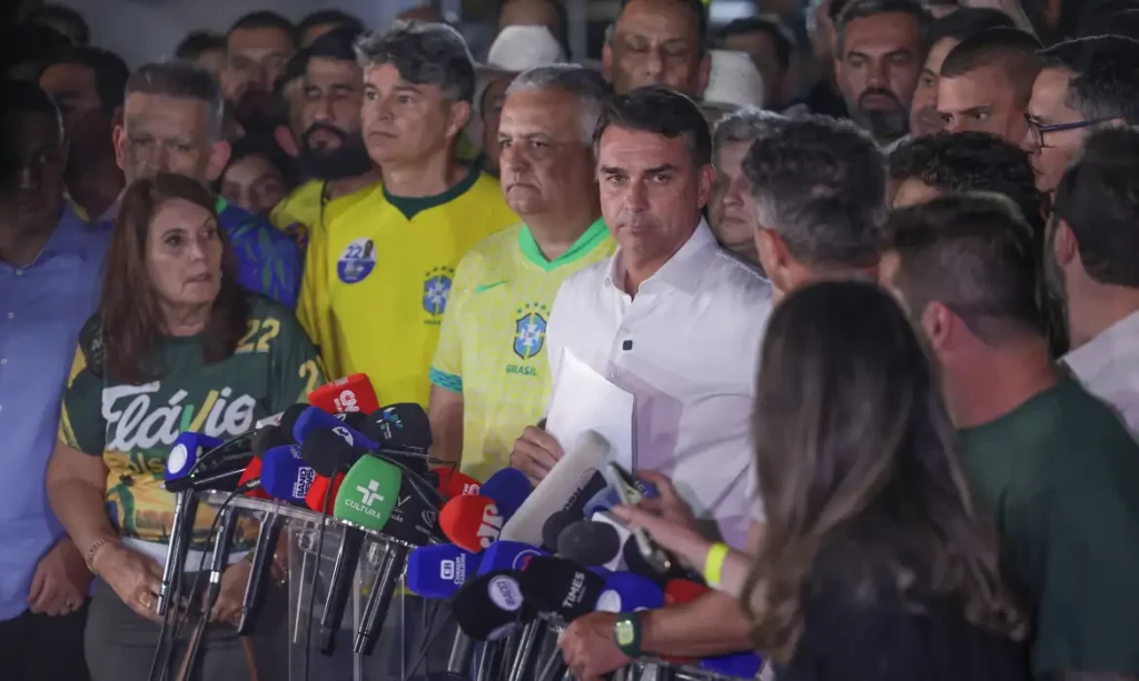 Aliado de Trump diz que Flávio Bolsonaro chegou aos EUA “em segurança”