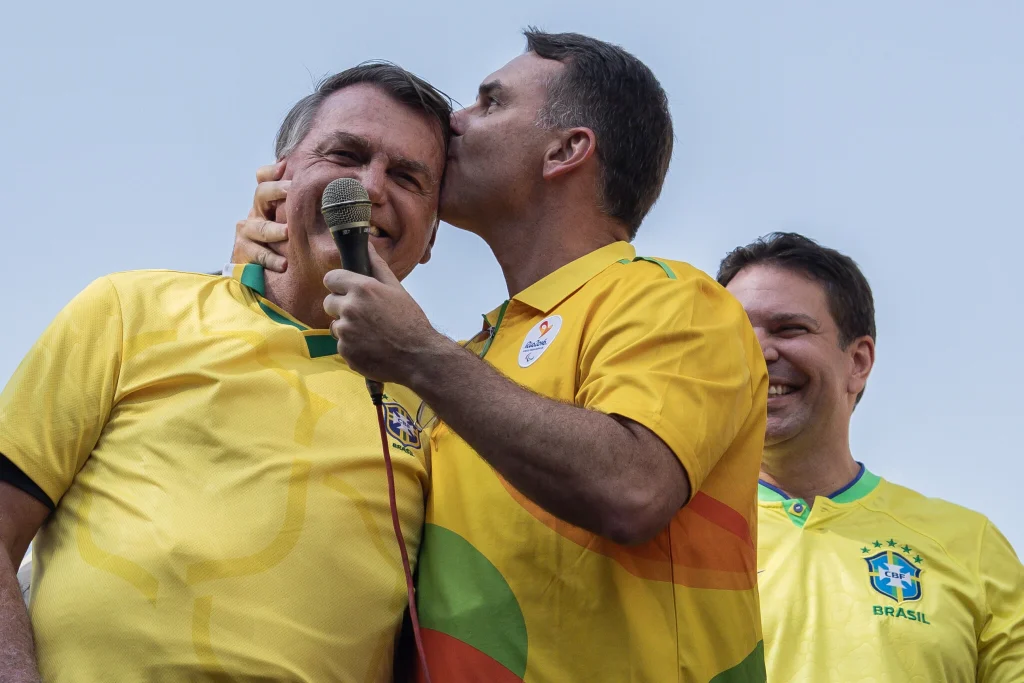 Flávio visita Jair Bolsonaro antes de debate e 2º turno das eleições