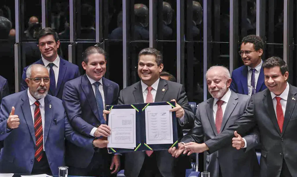 Com a presença de Lula, Congresso promulga emenda do fim da 6×1; escala 5×2 começa em 60 dias
