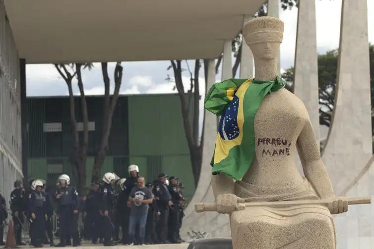 Pressionado por impeachment, Moraes autoriza semiaberto para ‘Débora do Batom’